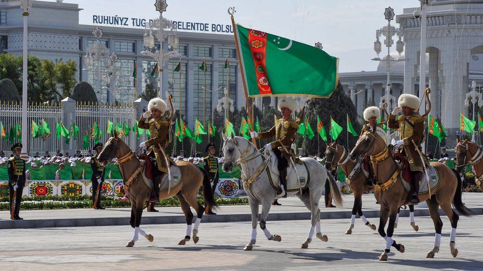 Teilnehmer nehmen an einer Parade im Zentrum von Aschgabat im September 2018 teil, am 27. Jahrestag der Unabhängigkeit Turkmenistans.
