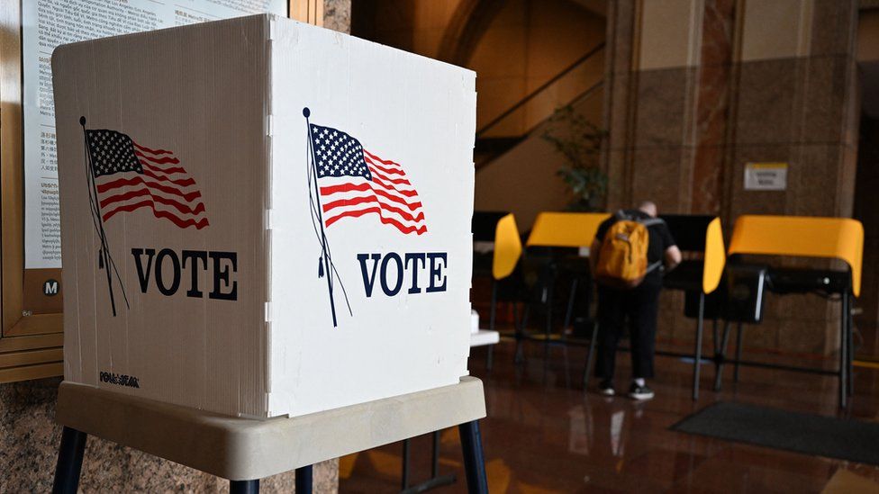Избиратель готовит свой бюллетень на избирательном участке во время досрочного голосования перед Промежуточные выборы в США, Лос-Анджелес, Калифорния, 1 ноября 2022 г.