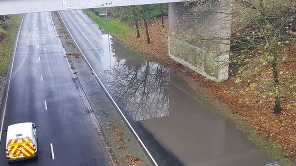 Flooding in Buckinghamshire closes Newport Pagnell road BBC News