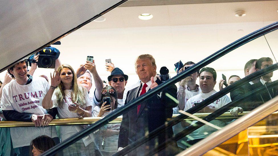 Трамп спускается по эскалатору в Башне Трампа в Нью-Йорк
