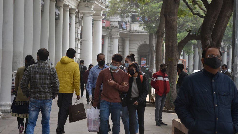 shoppers in New Delhi January 2022