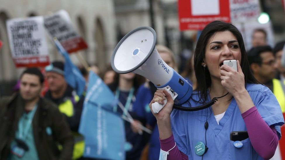 Демонстранты на акции протеста молодых врачей в Лондоне, февраль 2016 г.