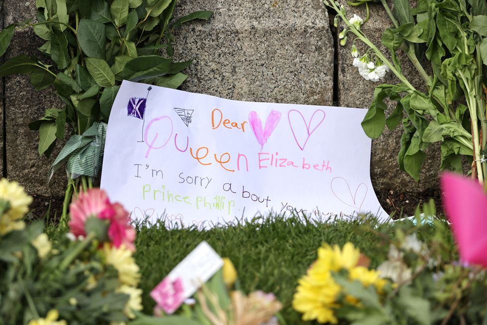 A handwritten condolence message to Queen Elisabeth II is seen outside of Windsor Castle