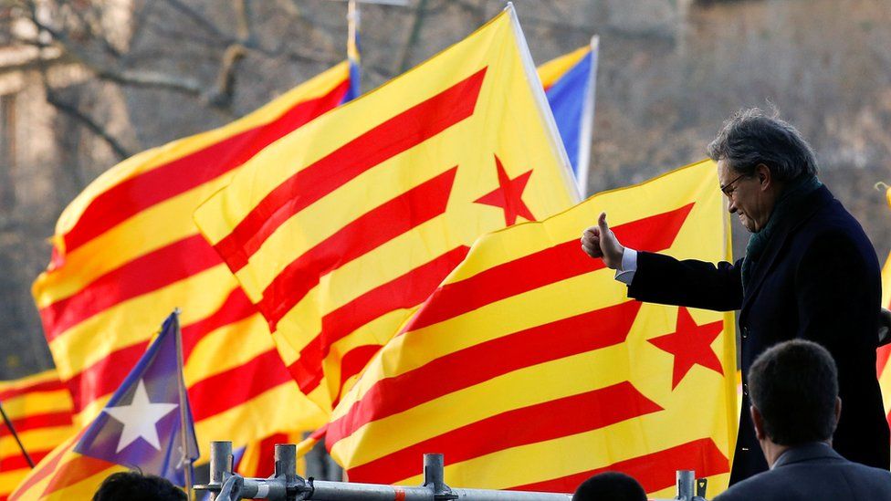 Catalan ex-president Artur Mas outside the court in Barcelona (6 Feb)