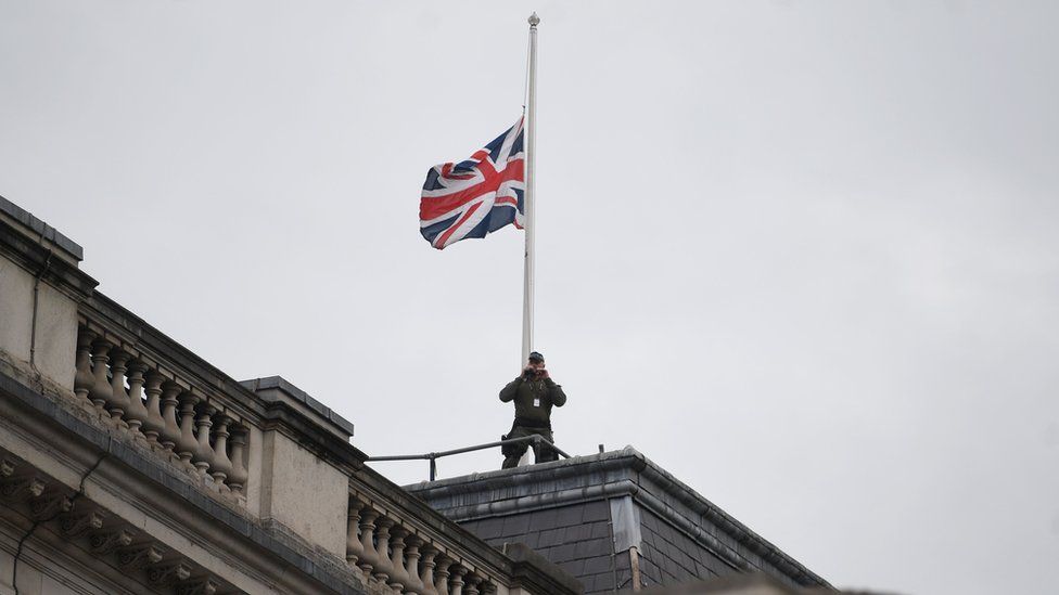 queen-s-funeral-flags-back-at-full-mast-as-mourning-period-ends-bbc-news