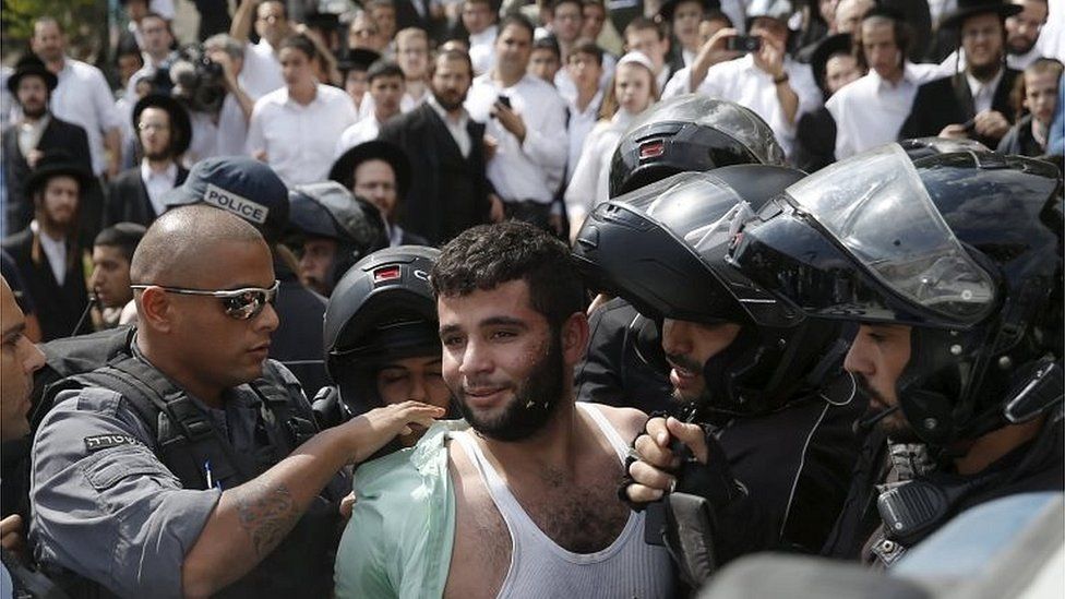 Police arrest a Palestinian man suspected of stabbing an Israeli in Jerusalem (09/10/15)