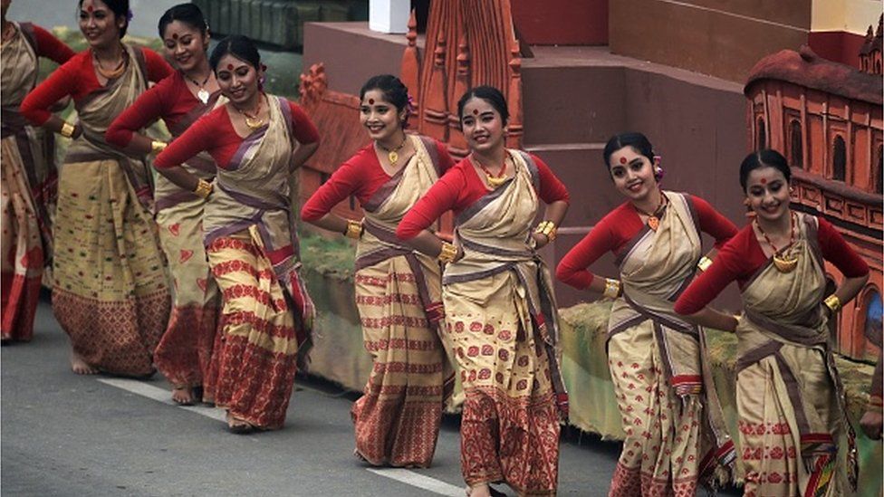 Танцоры в традиционных нарядах выступают во время парада в честь 74-го Дня Республики Индии в Нью-Дели 26 января 2023 года. (