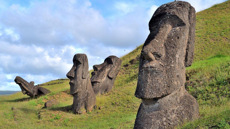 Easter Island, Rapa Nui: Moais, typical statues from Easter Island, monolithic human figures