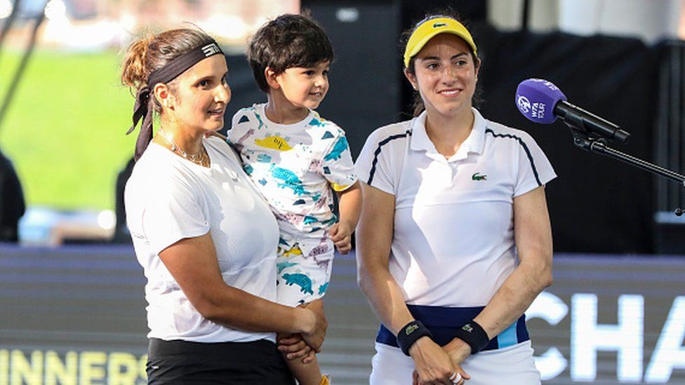 La india Sania Mirza, su hijo y Christina McHale son entrevistados tras ganar su semifinal de dobles en los Campeonatos de Cleveland el 27 de agosto de 2021 en Cleveland