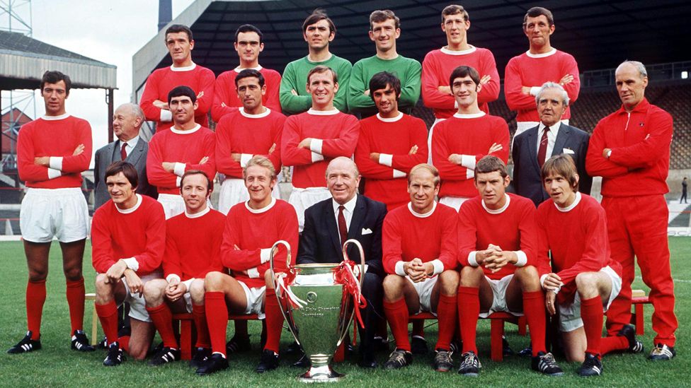 John Aston Jr (top row, second left) and the Manchester United squad, pictured with the European Cup trophy in 1968