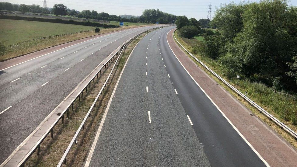 Empty M6 closed because of a lorry crash