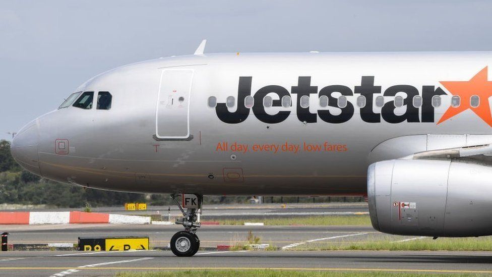 Самолет Jetstar из Аделаиды приземляется в аэропорту Кингсфорд Смит 18 ноября 2020 года в Сиднее, Австралия. Дополнительные проверки здоровья были введены для путешественников в Сидней из Южной Австралии после кластерной вспышки COVID-19 в Аделаиде.