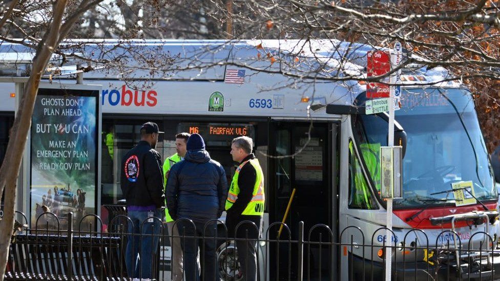 Фотография полиции Вашингтона, округ Колумбия, возле автобуса метро в рамках расследования стрельбы в среду утром