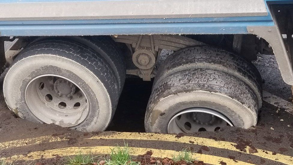 The lorry's wheels in the hole