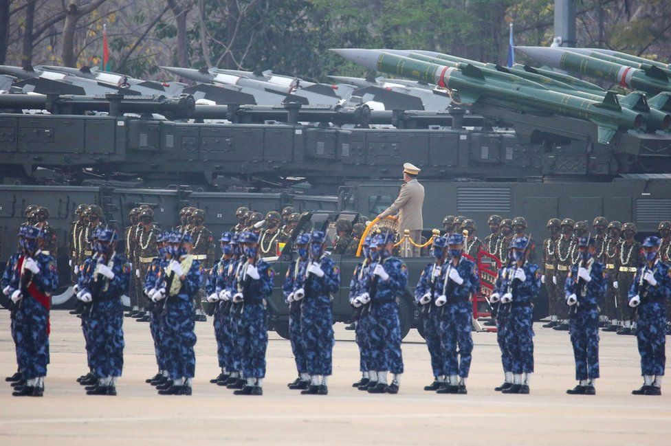 Глава хунты Мьянмы старший генерал Мин Аунг Хлаинг, свергнувший избранное правительство в результате переворота 1 февраля, руководит армейским парадом в День вооруженных сил в Нейпьидо, Мьянма, 27 марта 2021 года.