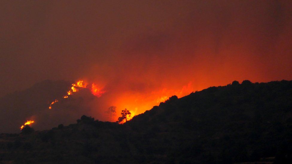 Вид на огромный пожар на горе в районе Ларнаки, Кипр, 3 июля 2021 года.