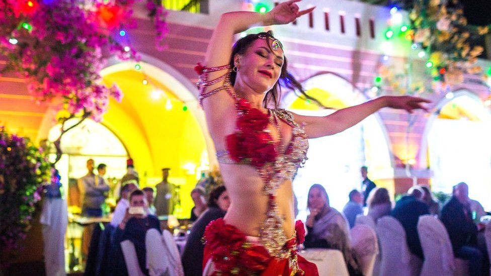 Танцовщица живота во время рекламной акции египетского туризма