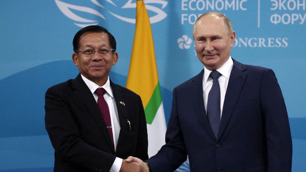 Президент России Владимир Путин встретился с лидером хунты Мьянмы Мин Аунг Хлаингом в кулуарах Восточного экономического форума 2022 года во Владивостоке в 2022 году