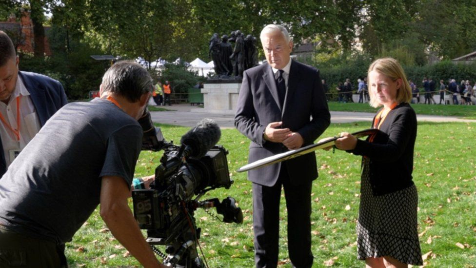 Ведущий Хью Эдвардс во время съемок репортажа BBC о смерти королевы