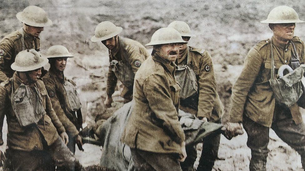 Grandfather spotted in iconic WW1 stretcher bearer photo - BBC News