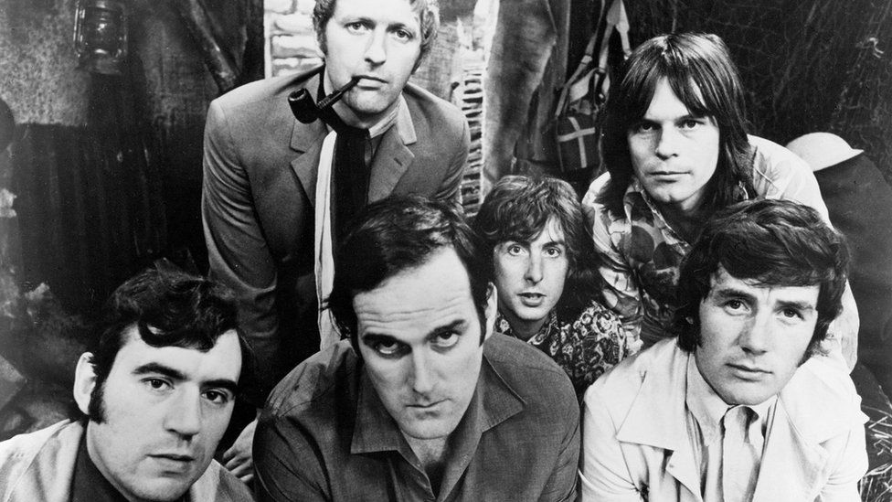 (Слева направо) Монти Пайтон Терри Джонс, Грэм Чепмен, Джон Клиз, Эрик Айдл, Терри Гиллиам и Майкл Пэйлин в 1969 году