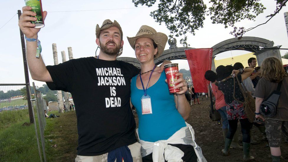 Fans at Glastonbury 2009 with "Michael Jackson is dead" T-shirt