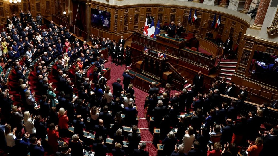 Члены парламента аплодируют королю Карлу после того, как он произнес свою речь во французском Сенате в Париже