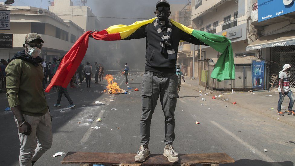 Сторонники оппозиции лидера Усмана Сонко столкнулись с силами безопасности во время акции протеста в Дакаре, Сенегал 05 марта 2021 г.