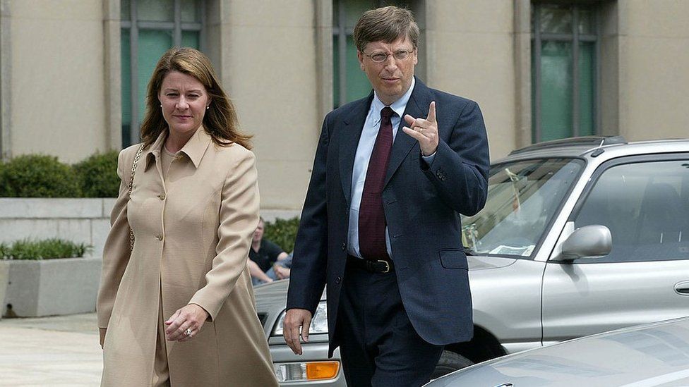 Bill Gates llega al Tribunal de Distrito de los Estados Unidos con su esposa Melinda el 22 de abril de 2002 en Washington, DC.  Gates tomará el estrado de los testigos para dar su primer testimonio en vivo desde que se presentó el caso antimonopolio contra el gigante del software en 1998.