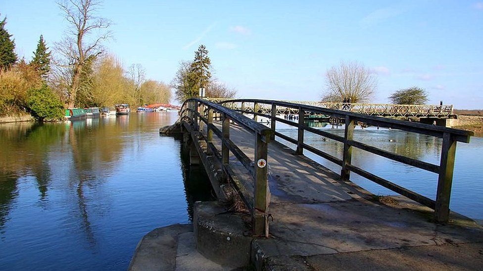 The Thames Path footbridge from Fiddler's Island
