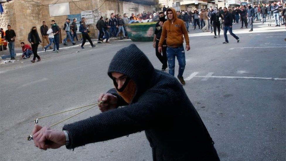 Palestinian aims a slingshot in Hebron (15/12/17)