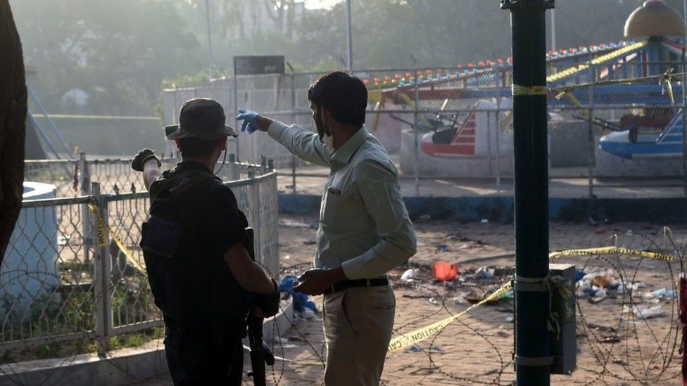 Officials at the scene of the attack in Lahore (28 March 2016)