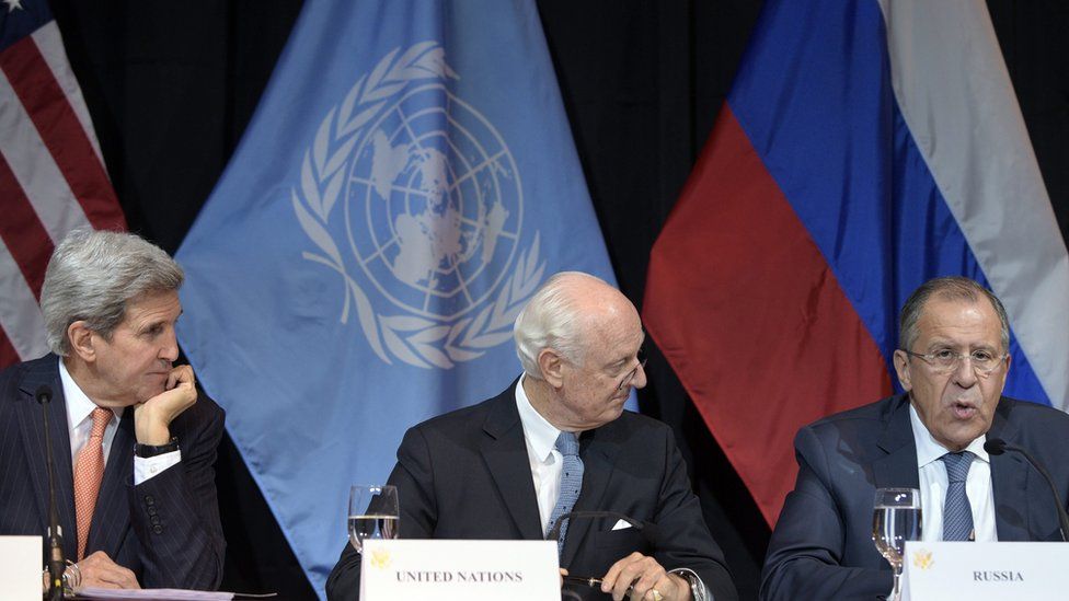 US Secretary of State John Kerry, United Nations Special Envoy for Syria Staffan de Mistura and Russian Foreign Minister Sergei Lavrov at a news conference in Vienna (14 November 2015)