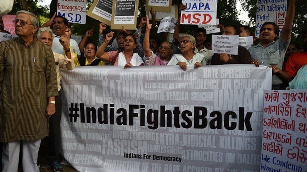 Индийские протестующие принимают участие в митинге против недавних арестов адвокатов и левых активистов в Ахмедабаде 5 сентября 2018 года.