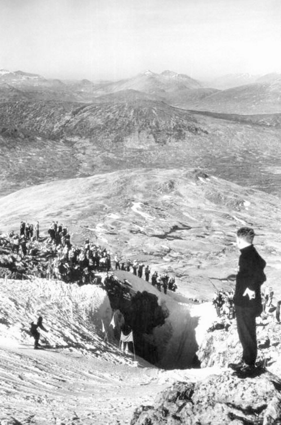 Tributes to pioneer of Scottish skiing Philip Rankin - BBC News