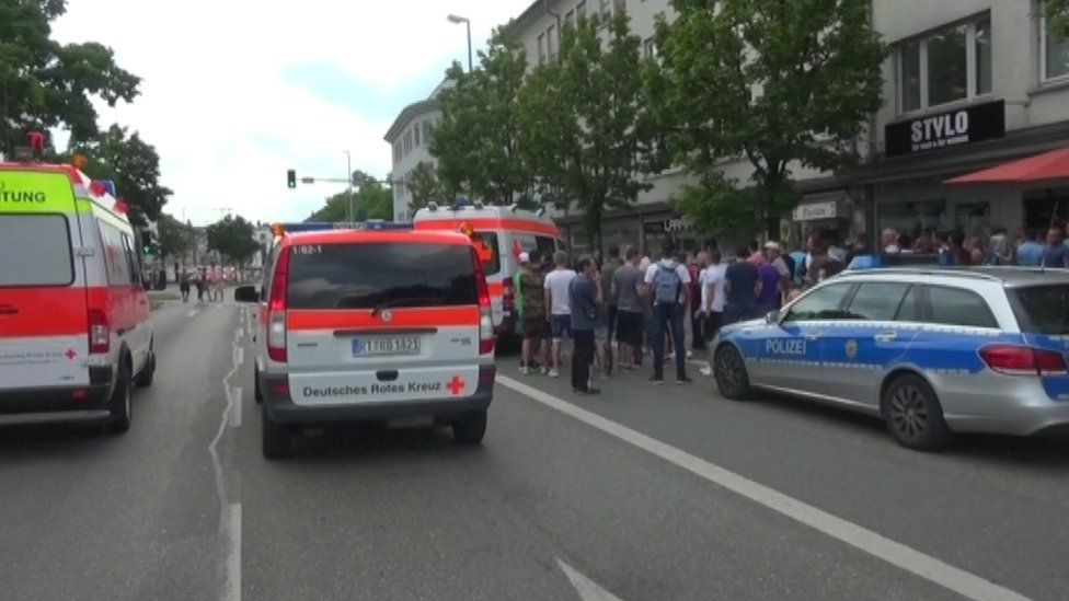 Emergency services vehicles at the scene of the attack in central Reutlinger (24/07/2016)