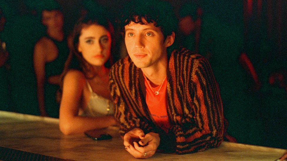 Rachel Sennott y Troye Sivan en The Idol