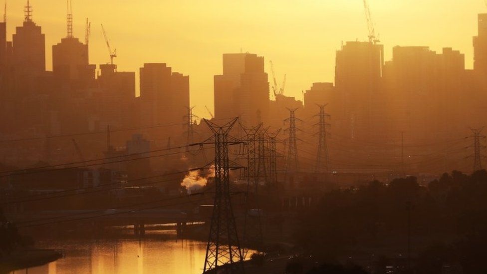 Sun rises over Melbourne during a heatwave (Dec 2019)