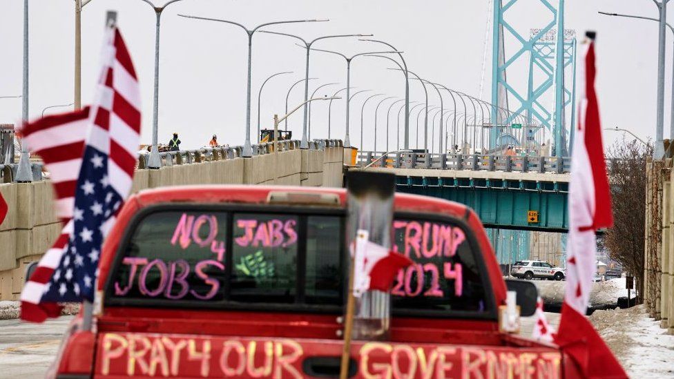 По мосту Амбассадор между Детройтом и Виндзором проходит почти 30% торговли между США и Канадой