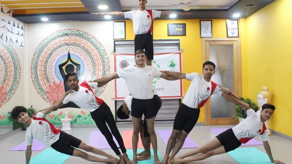Молодежь занимается йогой накануне Международного дня йоги 20 июня 2021 года в Амритсаре, Индия. Тема Дня йоги в этом году - «Йога для хорошего самочувствия», которая фокусируется на занятиях йогой как для физического, так и для психического благополучия.