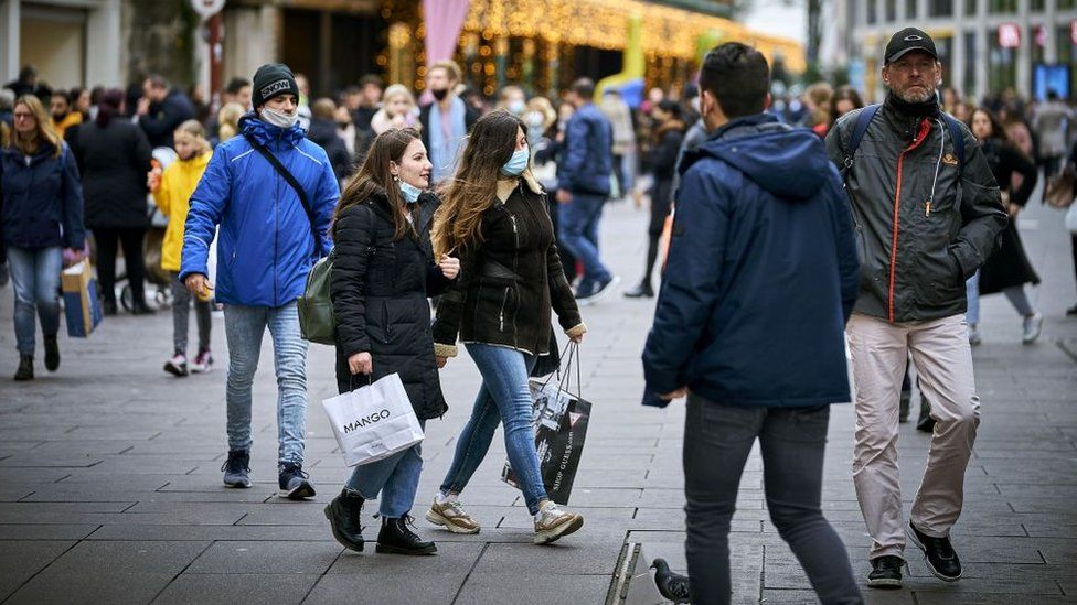 Shoppers in the centre of The Hague, 13 December 2020