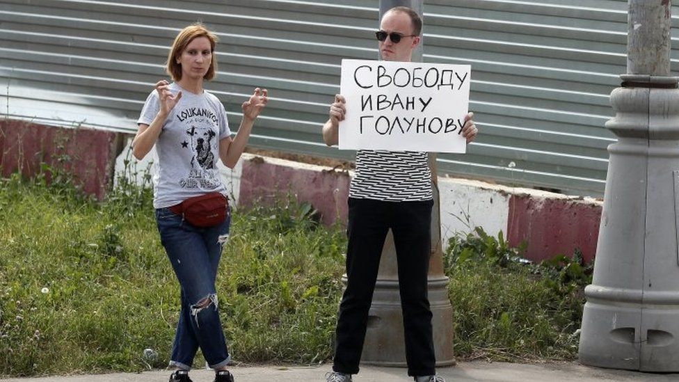 Protesters outside a court in Moscow with a slogan that reads: "Freedom for Ivan Golunov". Photo: 8 June 2019
