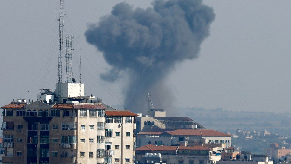 Smoke rises after an Israeli air strike in Gaza (10 May 2023)