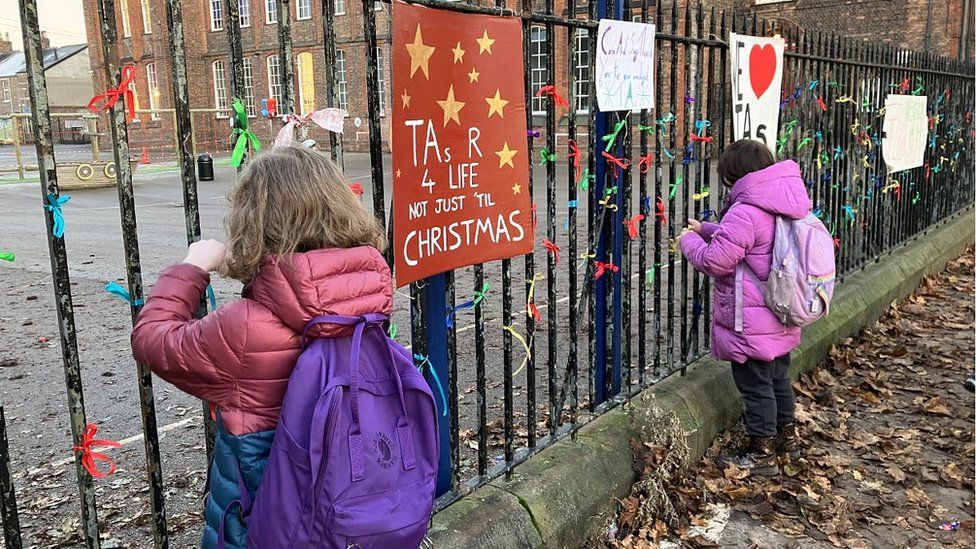 York: Pupils Protest Against Teaching Assistant Pay Cuts - Bbc News