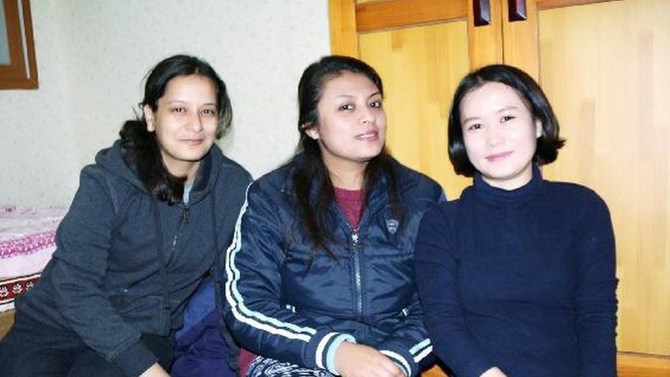 Ким Хана с двумя другими непальскими студентами.