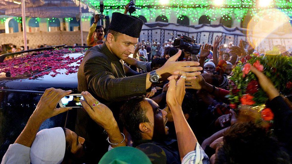 Indian Muslim leader of All India Majlis-e-Ittihad al-Muslimin and member of the Legislative Assembly of the state of Telangana Akbaruddin Owaisi (C) shakes hands with members of his community during a visit to an 'Iftar' party held to break the Ramadan fast in Bangalore on July 9, 2015.