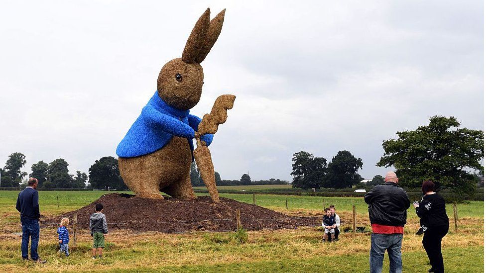 Giant straw animal sculptures go on display at Longleat safari park - BBC  News