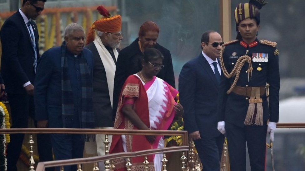 Премьер-министр Индии Нарендра Моди (в разноцветном тюрбане), президент Египта Абдель Фаттах Эль-Сиси (2 справа) и президент Индии Драупади Мурму (3 справа) уходят после участия в параде в честь 74-го Дня Республики Индии в Нью-Дели 26 января 2023 года.