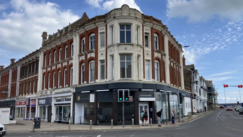 A quarter of Lowestoft shops empty in wake of 'cultural shift' - BBC News