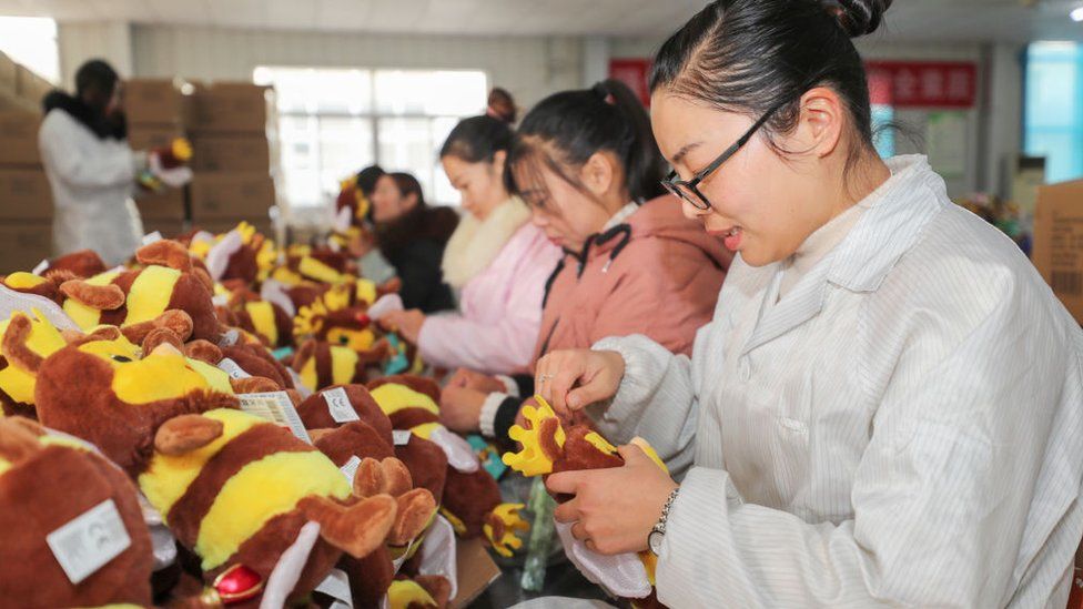 Китайские рабочие на фабрике игрушек в Цзянсу.
